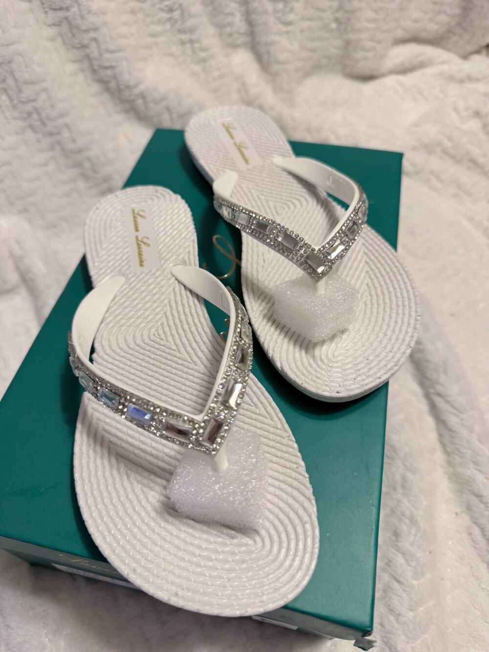 Lauren Lorraine Gigi White Flip Flop Rhinestone Sandals Size 6 NIB